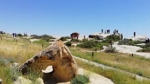 Gobustan Rock Art Πολιτιστικό Τοπίο Ένα Εθνικό Πάρκο Στο Αζερμπαϊτζάν — Αρχείο Βίντεο