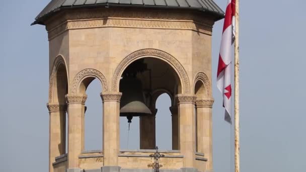 格鲁吉亚第比利斯圣三一主教座堂的一座独立钟塔 — 图库视频影像