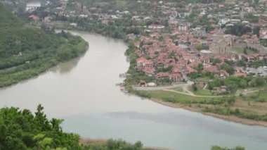Jvari Gürcistan 'da, Mtkvari ve Aragvi nehirlerinin ağzında doğal çevre oluşturur..