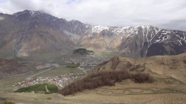 Gergeti Trinity Kilisesi, Gürcistan 'ın ulusal sembolü.. 