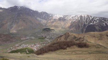 Gergeti Trinity Kilisesi, Gürcistan 'ın ulusal sembolü.. 
