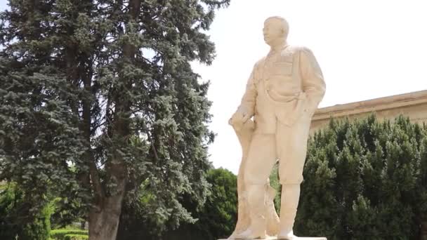 斯大林雕像在约瑟夫斯大林博物馆前 — 图库视频影像