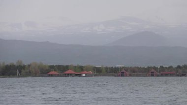 Kafkasya Dağları 'ndaki Sevan Gölü' nün güzel manzarası, Ermenistan