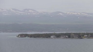 Kafkasya Dağları 'ndaki Sevan Gölü' nün güzel manzarası, Ermenistan