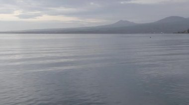 Kafkasya Dağları 'ndaki Sevan Gölü' nün güzel manzarası, Ermenistan.