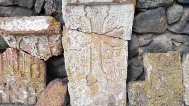 Ermenistan 'daki Sevan Manastırı' nda kırılmış bir mezar taşı..