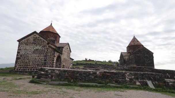 セヴァン修道院 Sevanavank またはセヴァナバンク Sevanavank はアルメニアのセヴァン湖の半島に位置する修道院 — ストック動画