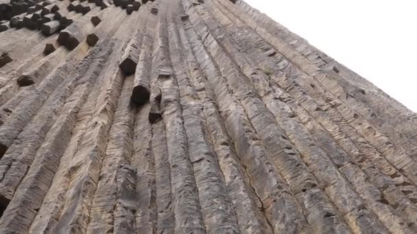 アルメニア ガルニ渓谷の石のシンフォニーとして知られる巨大な石の柱 — ストック動画