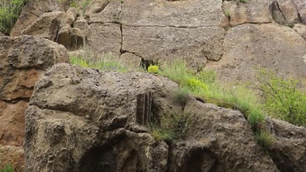 亚美尼亚Geghard修道院的一块亚美尼亚十字石 — 图库视频影像