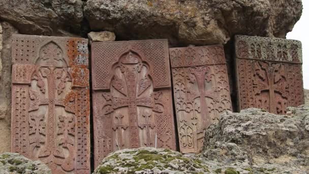 亚美尼亚Geghard修道院的一块亚美尼亚十字石 — 图库视频影像