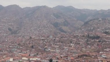 Cusco, Peru 'ya bakan dik bir tepe.