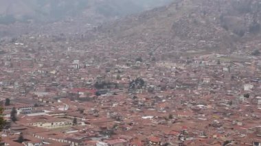 Cusco, Peru 'ya bakan dik bir tepe.