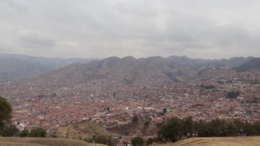 Cusco, Peru 'ya bakan dik bir tepe.