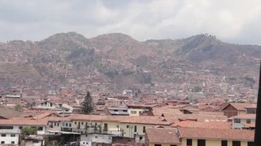 Cusco, Peru 'da sokakları, eski binaları ve dağları olan bir şehir..