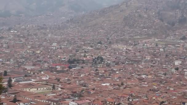 ペルーのクスコの街を見下ろす急な丘 — ストック動画