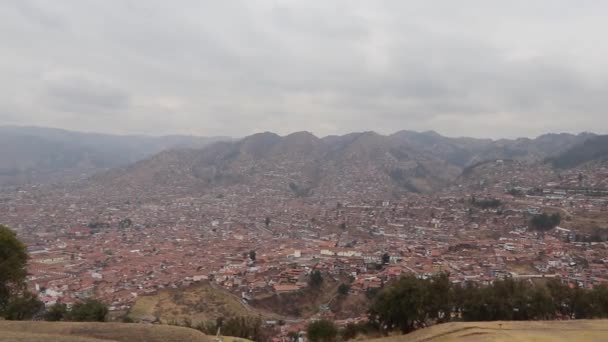 ペルーのクスコの街を見下ろす急な丘 — ストック動画
