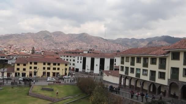 Stadtbild Mit Straße Alten Gebäuden Und Bergen Cusco Peru — Stockvideo