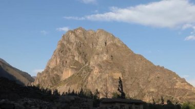 Pinkuylluna Dağı ve Ollantaytambo kasabası, Peru.