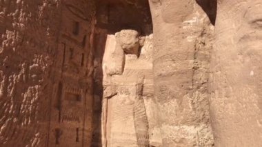 Abu Simbel 'deki küçük tapınağın girişinde 2. Ramses' in dört heykeli ve iki gelini var, Mısır..  
