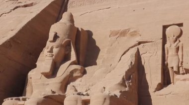 Ramses II 'nin dört heykeli Mısır' ın Abu Simbel kentindeki ünlü kaya kesimli tapınağının girişini koruyor..