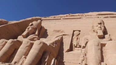 Ramses II 'nin dört heykeli Mısır' ın Abu Simbel kentindeki ünlü kaya kesimli tapınağının girişini koruyor..