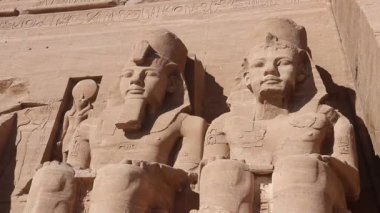 Ramses II 'nin Muazzam Heykelleri ve Eski Mısır' ın Güneş Tanrısı Ebu Simbel 'in Heykeli, Mısır.  
