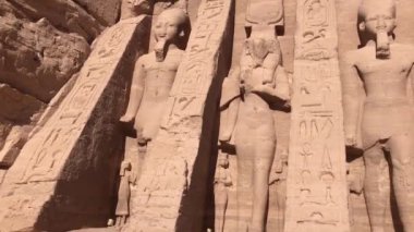 Abu Simbel 'deki küçük tapınağın girişinde 2. Ramses' in dört heykeli ve iki gelini var, Mısır..  