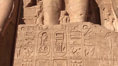 Ramses II 'nin dört heykeli Mısır' ın Abu Simbel kentindeki ünlü kaya kesimli tapınağının girişini koruyor..