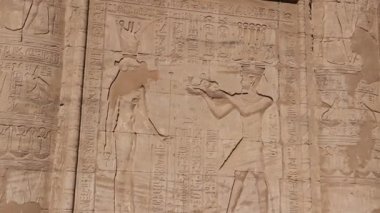 Edfu Tapınağı, Mısır 'ın duvarlarında yardım.