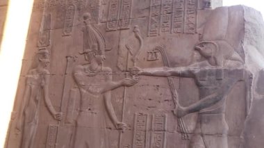 Mısır 'daki Kom Ombo Tapınağında Sobek rahatlaması.  