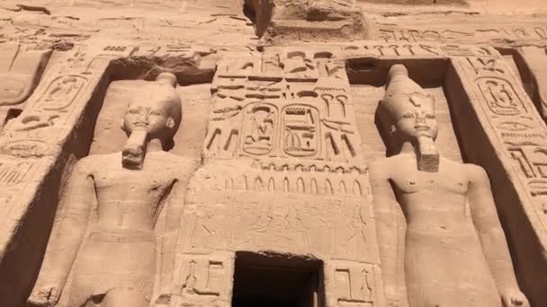 アブー シンベルの小さな寺院の入り口にはラムセス2世の像が4体 花嫁のエジプトが2体あります — ストック動画