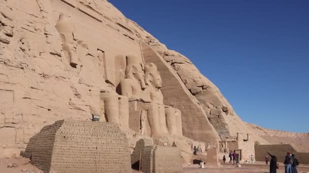 Cuatro Colosales Estatuas Ramsés Custodian Entrada Famoso Templo Tallado Roca — Vídeo de stock