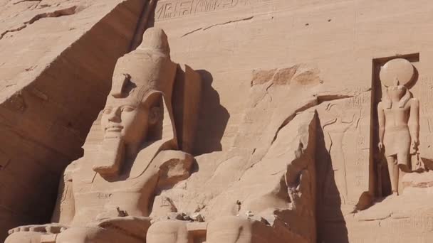 Cuatro Colosales Estatuas Ramsés Custodian Entrada Famoso Templo Tallado Roca — Vídeo de stock