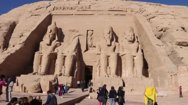 Vier Kolossale Beelden Van Ramses Bewaken Ingang Van Zijn Beroemde — Stockvideo