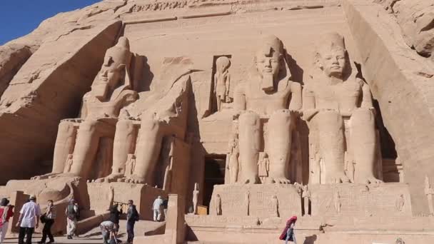 Cztery Kolosalne Posągi Ramzesa Strzegą Wejścia Jego Słynnej Skalnej Świątyni — Wideo stockowe