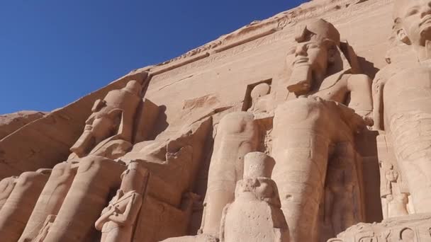 ラムセス2世の4体の巨大な彫像が エジプトのアブ シンベルにある有名な岩窟寺院の入り口を守っています — ストック動画