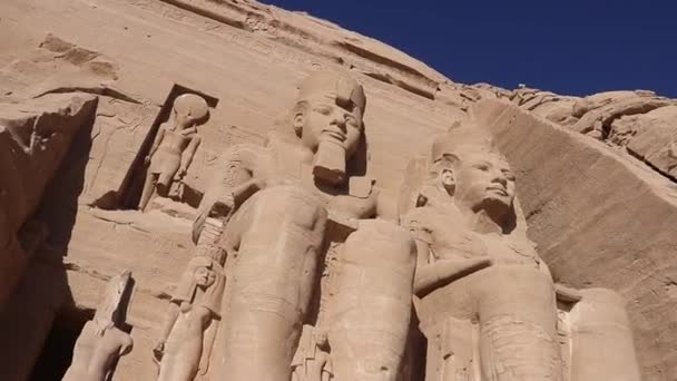 Kolorowe Posągi Ramzesa Posąg Starożytnego Egipskiego Bóstwa Słońca Abu Simbel — Wideo stockowe