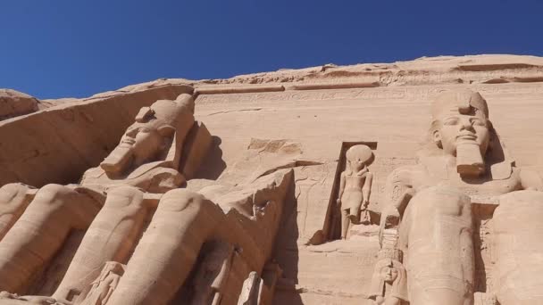 ラムセス2世の4体の巨大な彫像が エジプトのアブ シンベルにある有名な岩窟寺院の入り口を守っています — ストック動画