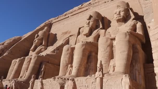 Vier Kolossale Beelden Van Ramses Bewaken Ingang Van Zijn Beroemde — Stockvideo