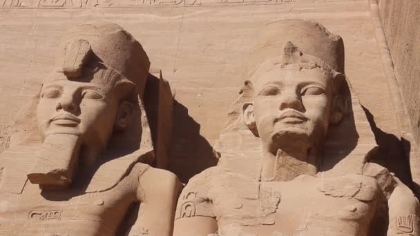 拉马斯二世的四尊巨像守卫着他在埃及阿布辛贝尔著名的岩石切割神庙的入口 — 图库视频影像