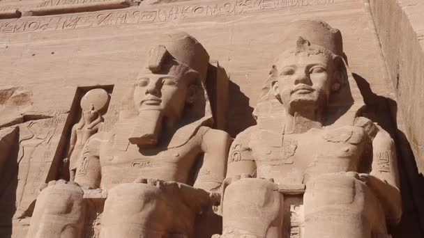 Colosales Estatuas Ramsés Estatua Antigua Deidad Egipcia Del Sol Abu — Vídeo de stock