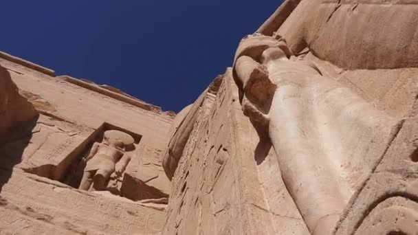 Четыре Колоссальные Статуи Рамсеса Охраняют Вход Знаменитый Каменный Храм Абу — стоковое видео