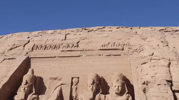 Cuatro Colosales Estatuas Ramsés Custodian Entrada Famoso Templo Tallado Roca — Vídeos de Stock