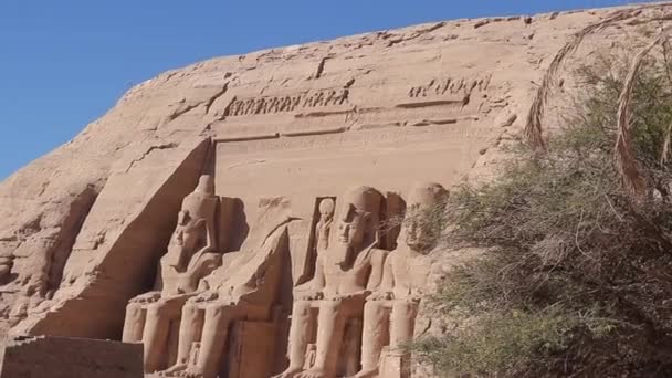 Quatro Estátuas Colossais Ramsés Guardam Entrada Seu Famoso Templo Corte — Vídeo de Stock