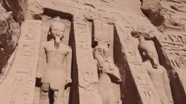 Entrada Del Templo Más Pequeño Abu Simbel Tiene Cuatro Estatuas — Vídeos de Stock