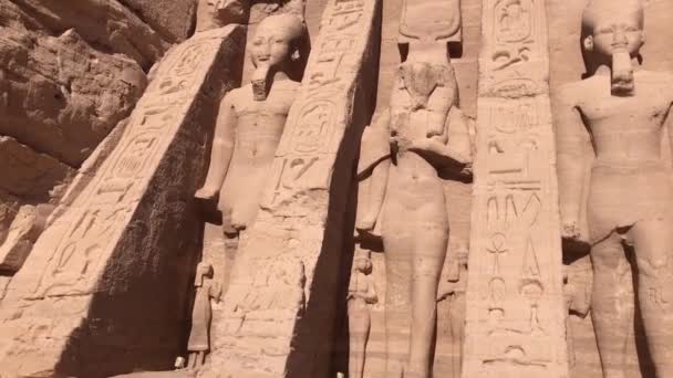 アブー シンベルの小さな寺院の入り口にはラムセス2世の像が4体 花嫁のエジプトが2体あります — ストック動画