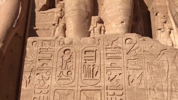 Quatro Estátuas Colossais Ramsés Guardam Entrada Seu Famoso Templo Corte — Vídeo de Stock