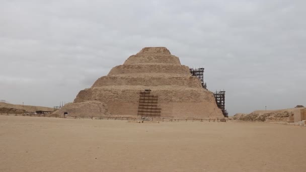 埃及萨卡拉Djoser阶梯金字塔的修复工作 — 图库视频影像