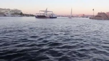 Dünyanın en uzun nehri Nil 'de geziniyor..  