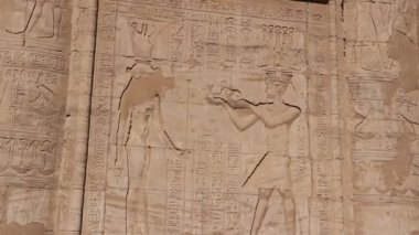 Edfu Tapınağı, Mısır 'ın duvarlarında yardım.